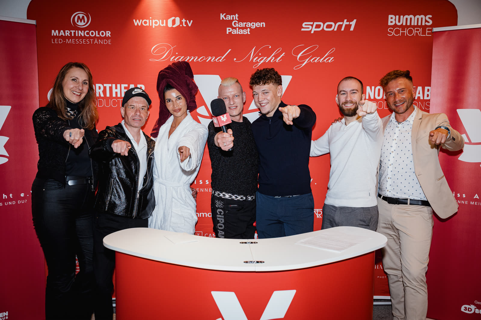 Gruppenbild des Kampagnenteams vor der Sponsorenwand
