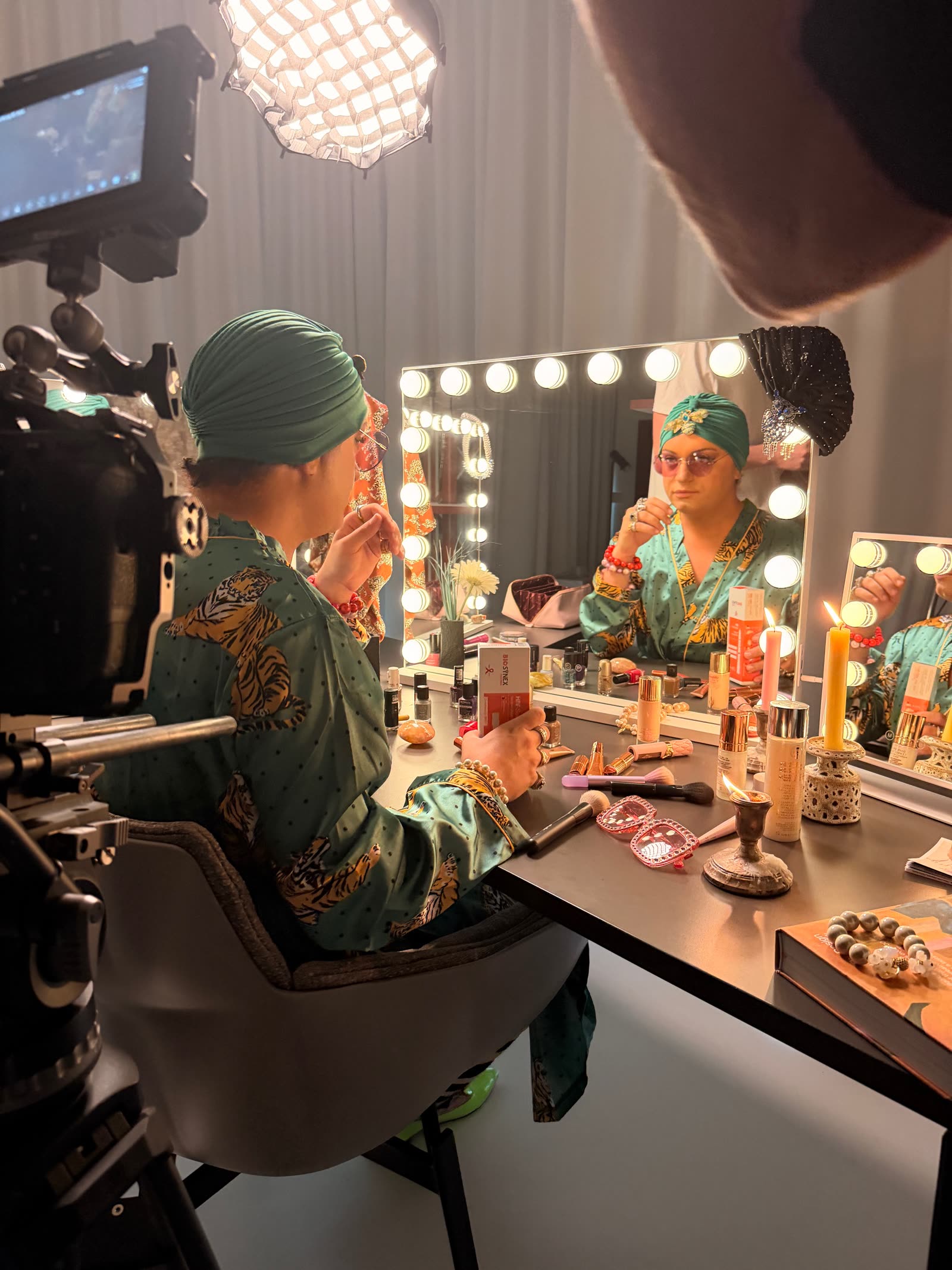 Maske und Styling während der Produktion