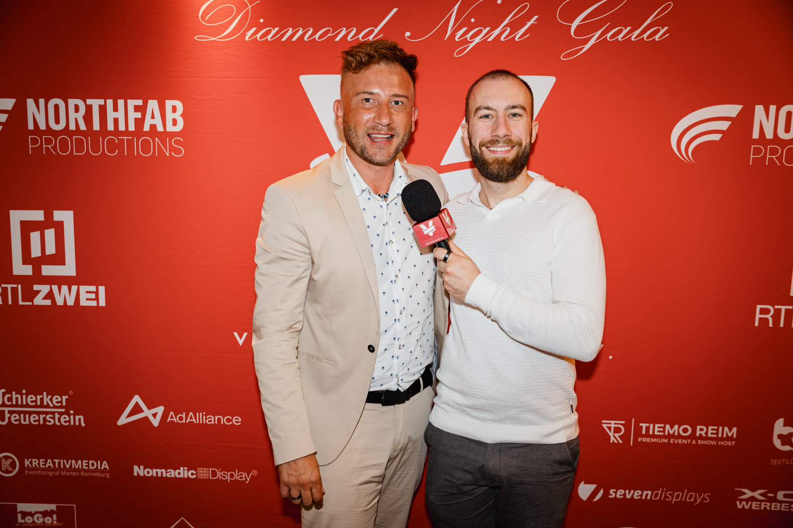 Interview vor der Fotowand der Kampagne Vergiss Aids nicht